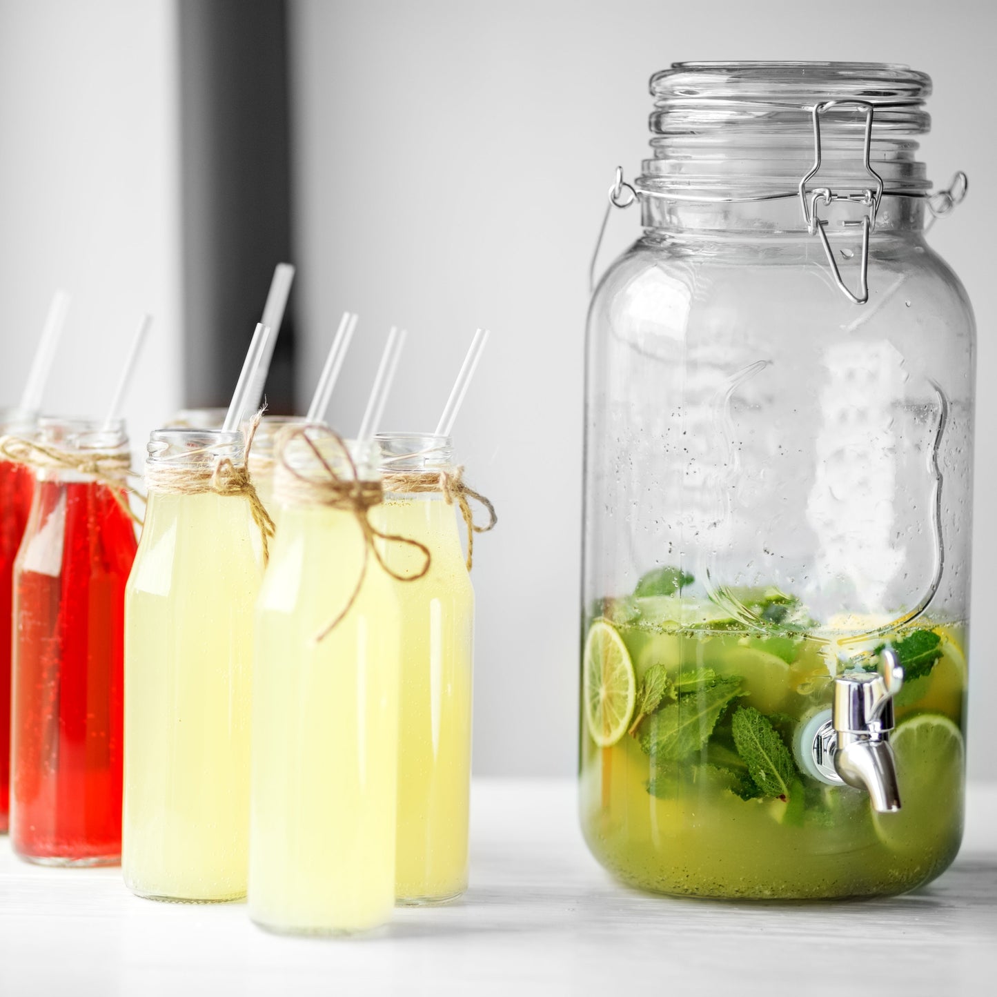 Limonade und ein Wasserständer