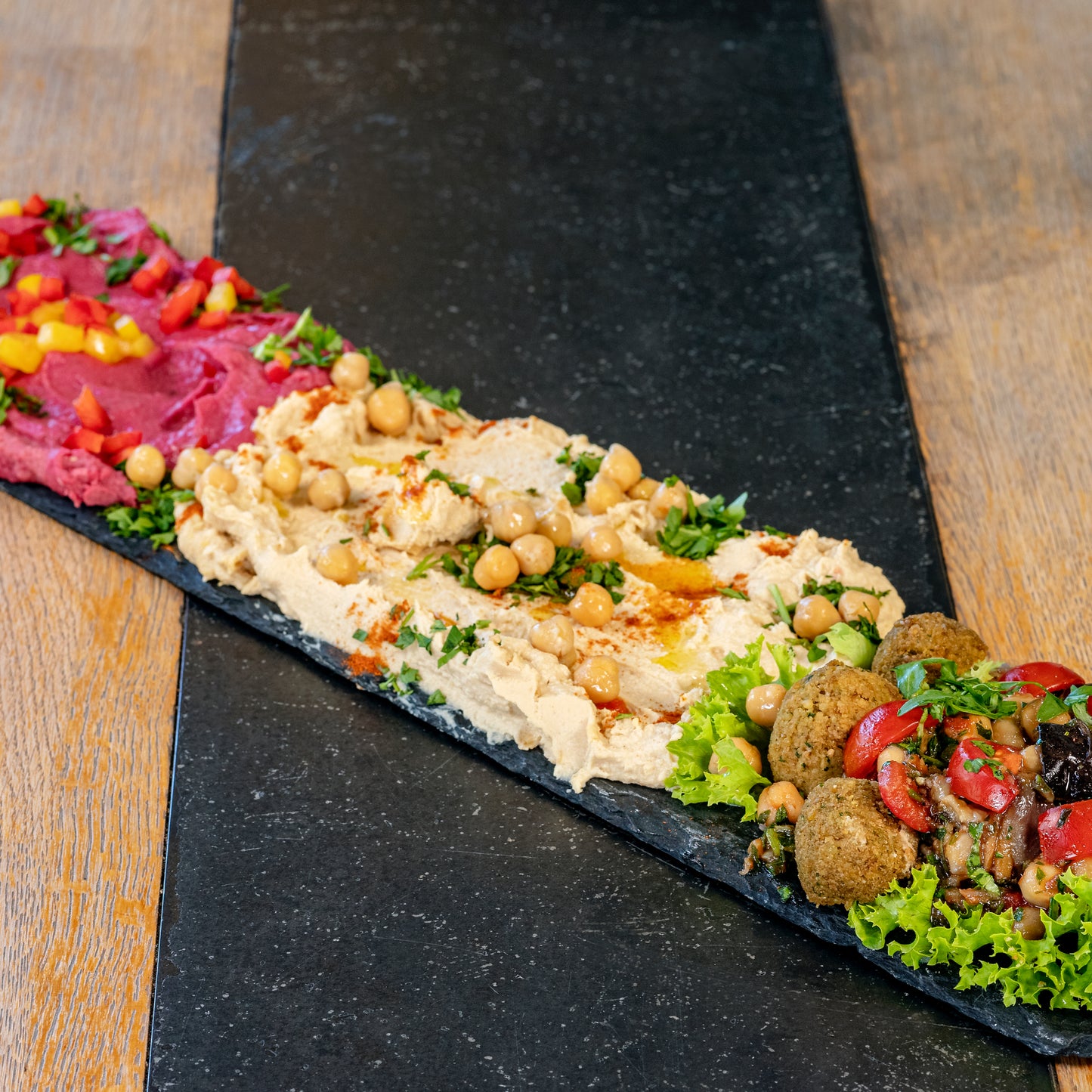 2erlei Hummus und 5 Stk Falafel