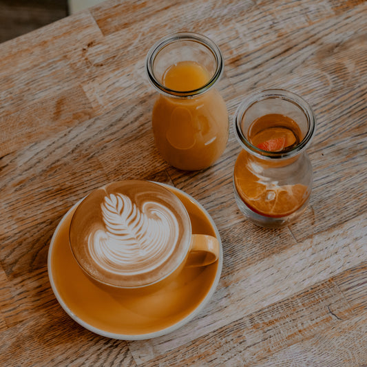 Kaffee, Tee und Wasser und optional Saft